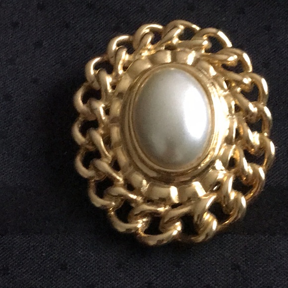 Gold Tone Scarf Clip Gold Filigree withOval Faux Pearl - Picture 2 of 4